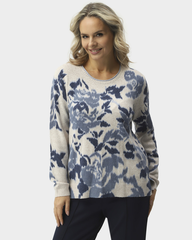 Мягкий пуловер с цветочным узором